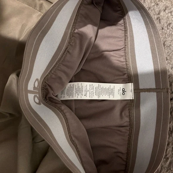 ALO Yoga match point Shorts- light cocoa - Picture 3 of 3